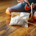 entdecken sie, wie ein trockener teebeutel in sportschuhen unangenehme gerüche effektiv absorbiert und für langanhaltende frische sorgt.